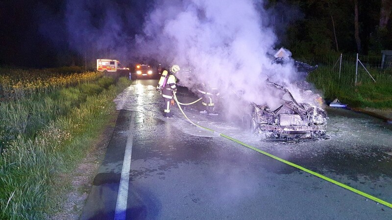 Die Feuerwehr Hunderdorf konnte das Familienauto nicht mehr retten: Es brannte vollständig aus.