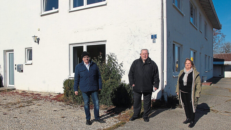 In diesem Haus in Irlach sind die Flüchtlinge untergebracht. Sie wurden von Landrat Martin Neumayer (links), von der Organisatorin der Helferkreises, Birgit Baumann (rechts), und Bürgermeister Winfried Roßbauer herzlich willkommen geheißen.