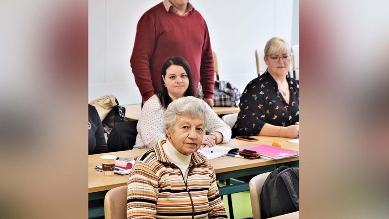 Ludmila Kyselova (vorne) und Viktoria Rosovetzka (Mitte) mit Lehrer Stefan Seel berichten, wie es ihnen in Deutschland jetzt geht.