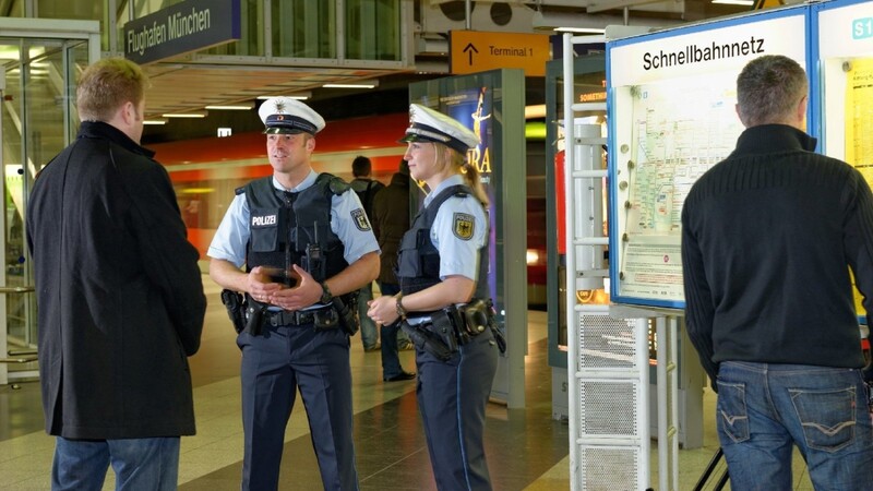 Bundespolizisten sind am Münchner Flughafen neben der Wahrnehmung der grenzpolizeilichen Aufgabe auch unterwegs, um Gefahren für die Luftsicherheit abzuwehren und die Sicherheit des Bahnbetriebs zu gewährleisten. Aber auch bei anderen Straftaten schauen die Bundesbeamten natürlich nicht weg - auch wenn sie eigentlich noch gar nicht im Dienst sind.