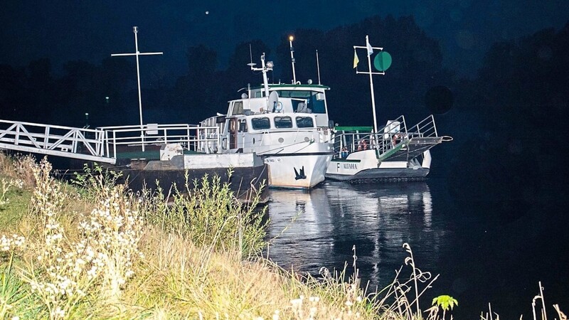 Die manövrierunfähige Donaufähre "Altaha" wurde durch ein Dienstboot der Wasserschutzpolizei Deggendorf sicher zum Schiffsanleger in Niederalteich gebracht.