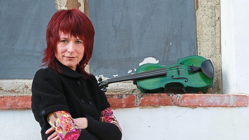 Die Musikerin Monika Drasch tritt in Viechtach auf. Ihre roten Haare und die grüne Geige sind längst zu ihrem Markenzeichen geworden.