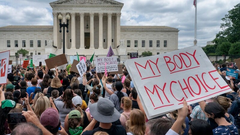 Befürworter eines liberalen Abtreibungsrechts versammeln sich nach der Entscheidung des Obersten Gerichtshofs, das liberale Abtreibungsrecht zu kippen, vor dem Gebäude des Obersten Gerichtshofs.