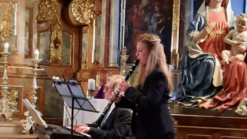 Michaela Plager überzeugt mit ihrem warmen und modulationsfähigen Klarinettenton, begleitet von Kirchenmusiker Wolfgang Kraus.