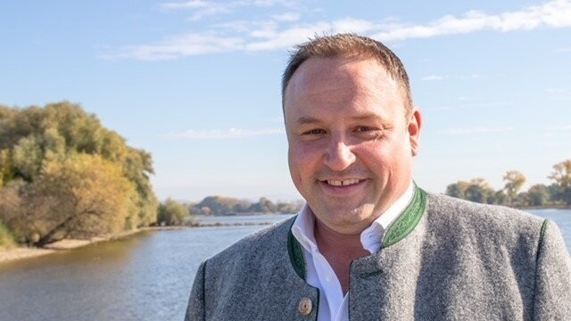 Bürgermeister Martin Englmeier an seinem Lieblingsplatz in der Gemeinde Mariaposching: Der Donau.