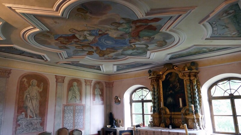 Die reich bemalte Decke der Kapelle im Schloss Biedenbach.