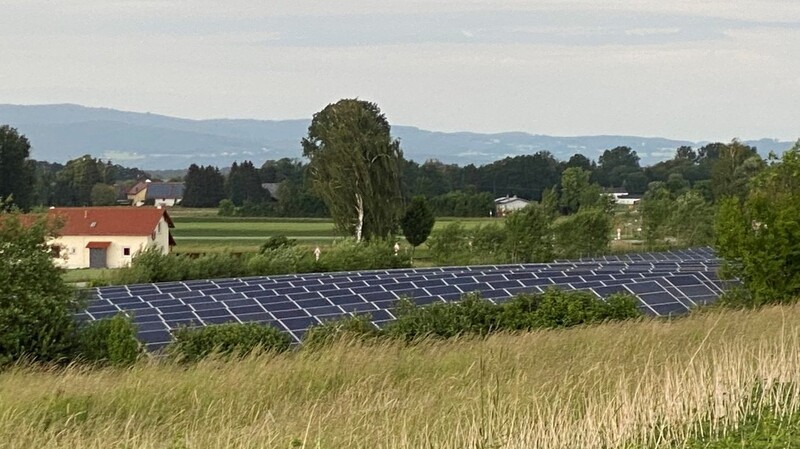 Die mittlerweile gut eingewachsene Photovoltaik-Anlage vor Perkam hat die Bos.ten AG aus Regensburg bereits vor zehn Jahren realisiert.