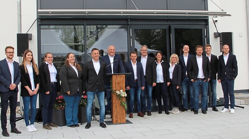 Freuten sich über die Einweihung des neuen Firmensitzes: die drei Geschäftsführer Peter Obergrußberger (7.v.l.), Martin Wilhelm (8.v.l.) sowie Robert Baumgartner (7.v.r.) und ihr Team.