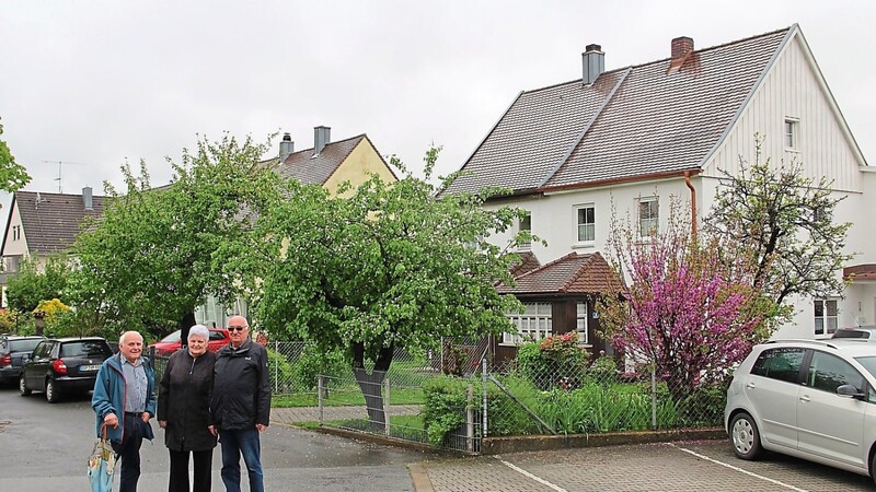 Theresia Wunderlich hatte einen kurzen Weg: Sie traf sich mit Nik Söltl (l.) und Franz Streifeneder vor ihrem Haus in der Kleegartenstraße, um das historische Foto des Leserrätsels nachzustellen.