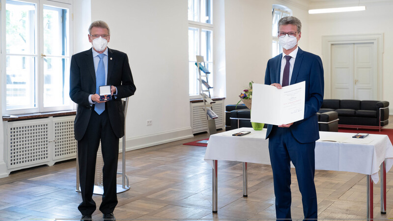 Minister Bernd Sibler (r.) händigte Martin Pschorr den Bundesverdienstorden für herausragenden Einsatz für das Gemeinwohl aus.