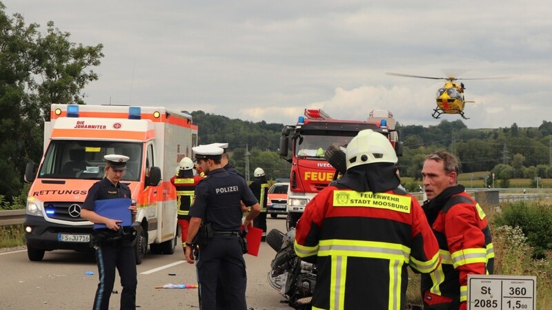 Ein schwerer Unfall hat sich am Nachmittag bei Langenpreising ereignet. Eine Autofahrerin musste mit dem Rettungshubschrauber ins Krankenhaus gebracht werden, ein anderer wurde schwer verletzt mit dem Rettungsdienst abtransportiert.