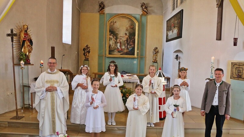 Die sieben Mädchen empfingen das Sakrament der Erstkommunion in feierlichem Ornat.