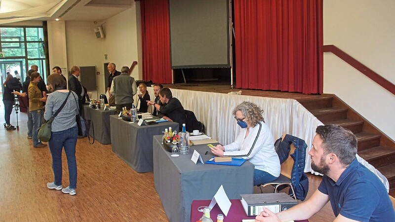 Vertreter diverser Behörden waren beim Erörterungstermin am Mittwoch in Barbing zugegen.