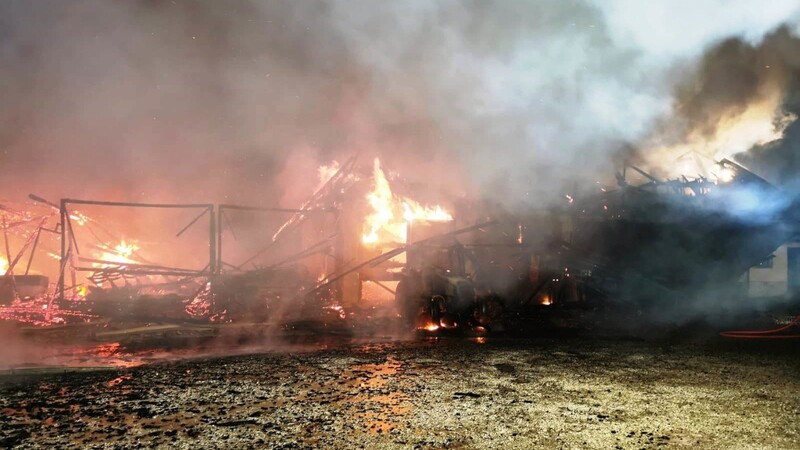 Lichterloh brannten zwei zusammengebaute Scheunen auf einem landwirtschaftlichen Betrieb in Hierlbach. Zahlreiche Feuerwehren aus dem Landkreis und der Stadt bekämpften die Flammen und schützen nebenstehende Stallungen und das Wohnhaus.