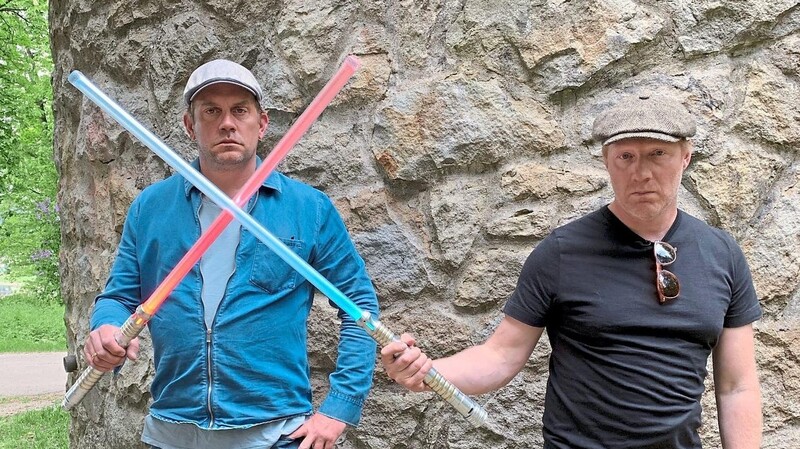 Sebastian Bezzel und Simon Schwarz übten sich auf der Luitpoldhöhe im Lichtschwerterkampf.