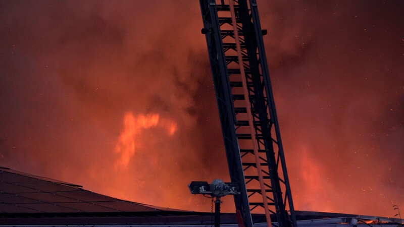 In Neutraubling ist am Dienstag eine Halle in Flammen gestanden.