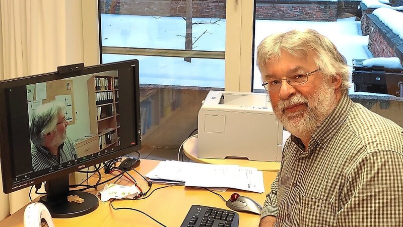 Der Leiter der Jugendbildungsstätte Windberg, Franz Xaver Geiger, am Computer bei Vorbereitungsarbeiten für ein Online-Seminar zur Schulung von TdO-Referenten.