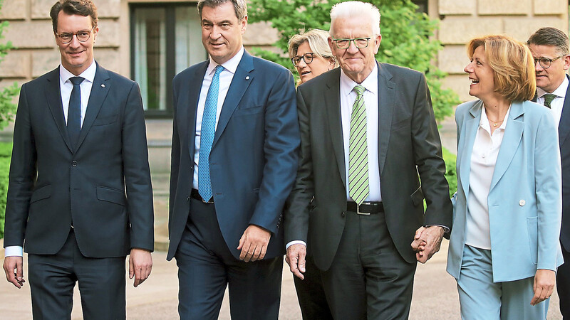 Die Ministerpräsidenten, vertreten durch (v.l.) Hendrik Wüst, Markus Söder, Anke Rehlinger, Winfried Kretschmann, Malu Dreyer und Boris Rhein, kritisieren am Freitag im Bundesrat das Heizungsgesetz.