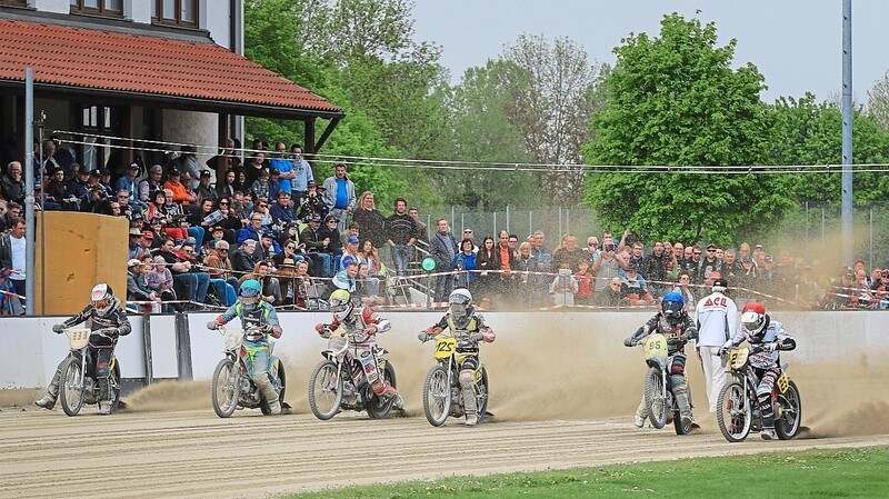 Noch ein Jahr müssen die Motorsportfans aus der Umgebung auf die spektakulären Sandbahnrennen im Isar-Wald-Stadion warten.