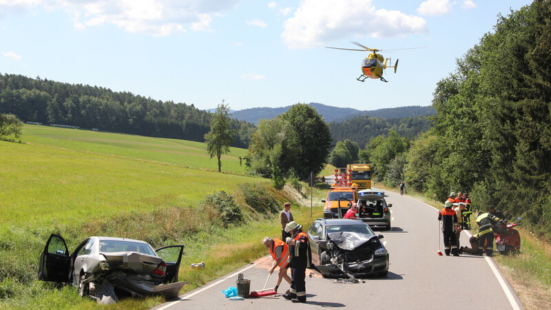 Beifahrerin aus dem VW Golf (Mitte) mit dem Rettungshubschrauber abtransportiert. (Foto: Amberger) Während die Feuerwehr die Fahrbahn reinigte, wurde die schwer verletzte