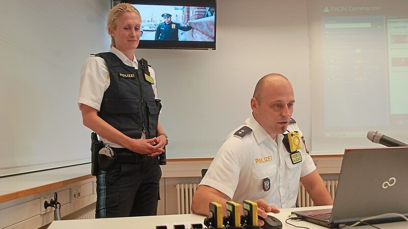 Die Polizisten Sonja Meindl und Stefan Iglhaut demonstrierten, wie die Bodycam eingesetzt wird und die entstandenen Aufnahmen am Laptop ausgewertet werden.