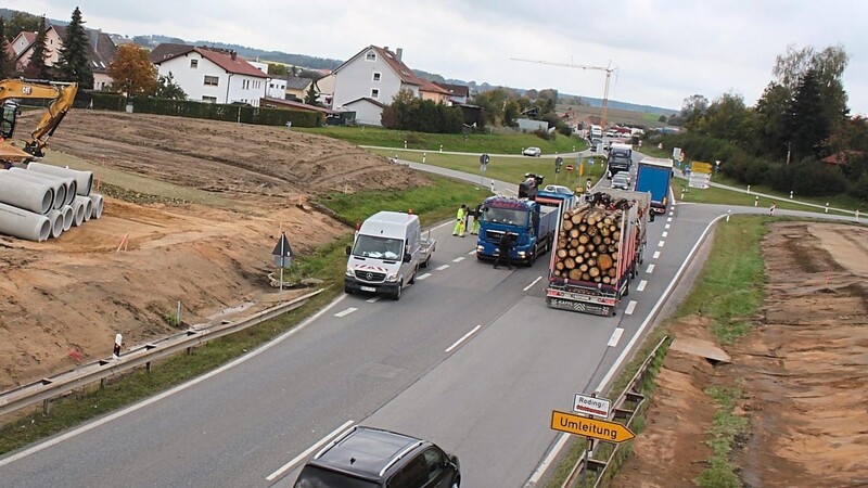 Die Erdarbeiten für die Behelfsbrücke über die B 85 bei Mitterdorf haben begonnen.