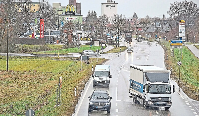 Im Süden Mainburgs werden die Abfahrt von der Staatsstraße 2049 (im Vordergrund) und die Einmündung am Gewerbegebiet "Straßäcker" mit Ampelanlagen optimiert. 