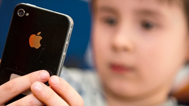 Bereits in den fünften Klassen, also mit zehn oder elf Jahren, bekommen Kinder inzwischen eigene Smartphones.