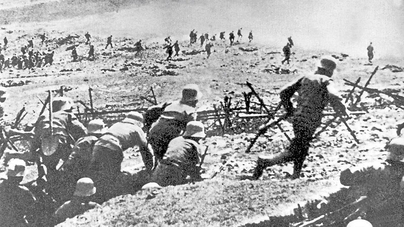 Ein Sturmangriff österreichischer Truppen am 11. November 1914 an der Isonzofront im heutigen Slowenien.