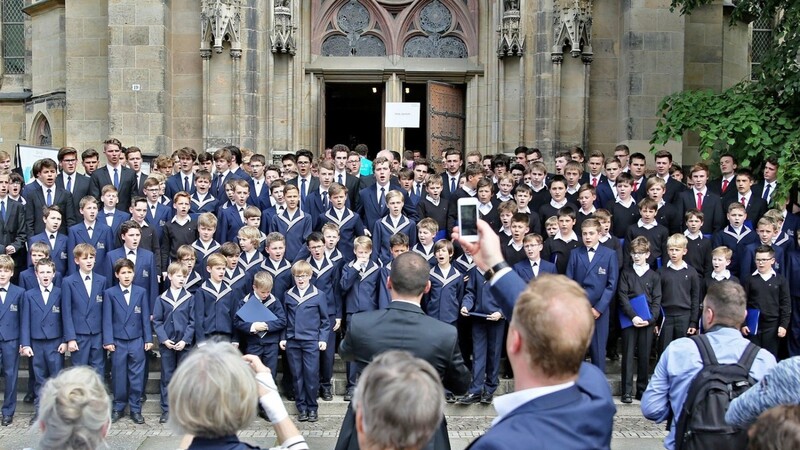 Gastauftritte gehören dazu, zum Beispiel wie auf dem Katholikentag in Leipzig, bei dem die Regensburger Domspatzen mit dem Thomanerchor Leipzig und den Würzburger Domsingknaben auftraten.