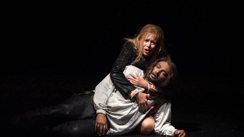 Charlotte (Vera Semieniuk) hält den sterbenden Werther (Amar Muchhala) im Arm.