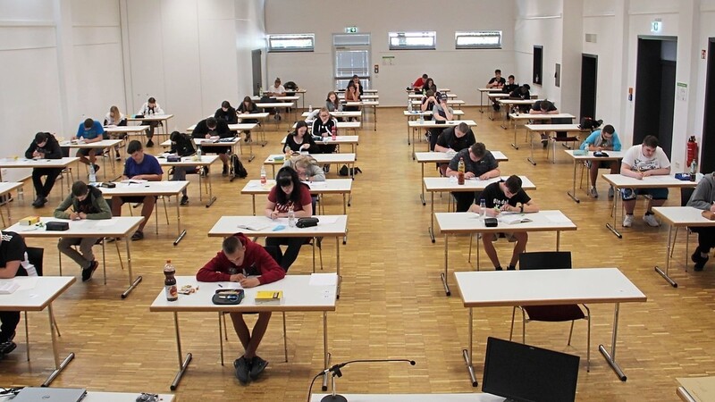 Am Dienstag schrieben 40 Schüler ihre Deutschprüfung und zwei Deutschals Zweitsprache.