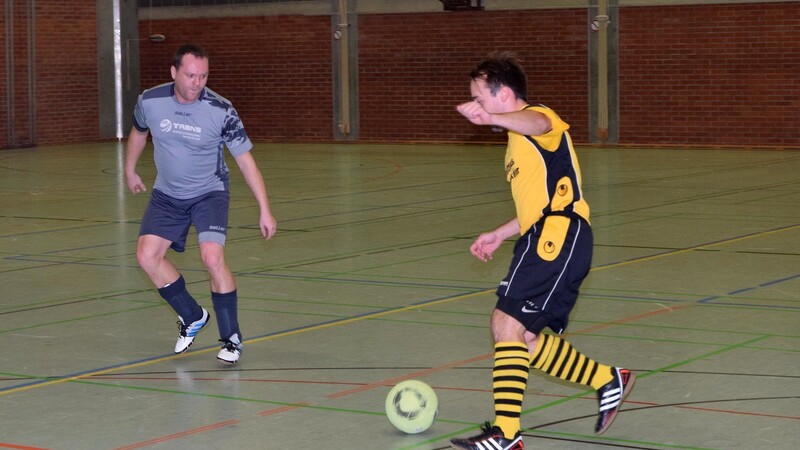 Marco Scherbakow vom TSV Moosburg (l.) versucht, einem Leibersdorfer Spieler den Ball abzuluchsen.