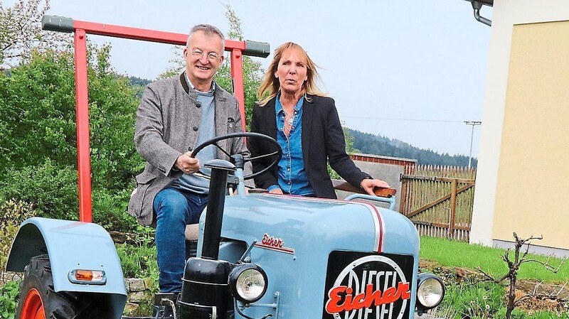 Diesen Eicher-Traktor, den sich Bürgermeister Markus Ackermann und Kulturreferentin Heike Dannerbeck von Markus Ederer fürs Foto ausgeliehen haben, gibt es auch beim Oldtimertreffen am Heimatfestsonntag zu sehen.