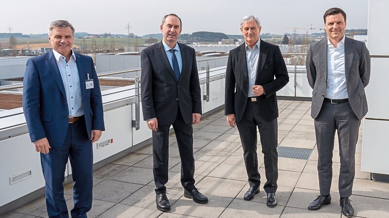 Hoher Besuch bei der Dräxlmaier Group (von links): Landrat Peter Dreier, Wirtschaftsminister Hubert Aiwanger, Chairman Fritz Dräxlmaier und CEO Stefan Brandl.