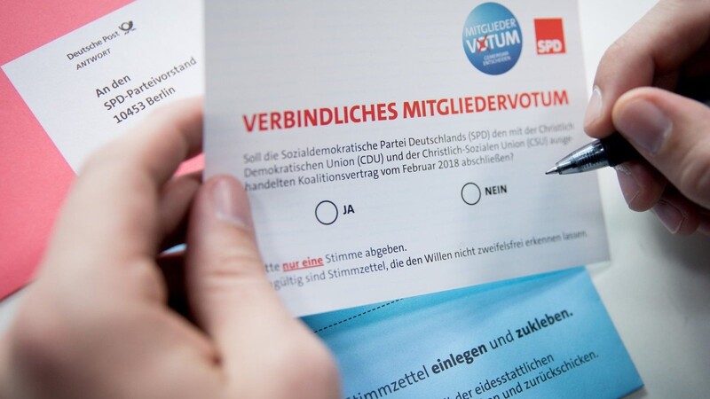 Die Wahlunterlagen eines Mitglieds der SPD für das SPD-Mitgliedervotum über die große Koalition von SPD und CDU liegen auf einem Tisch. Das Ergebnis der Mitgliederbefragung wird am 04.03.2018 bekannt gegeben.
