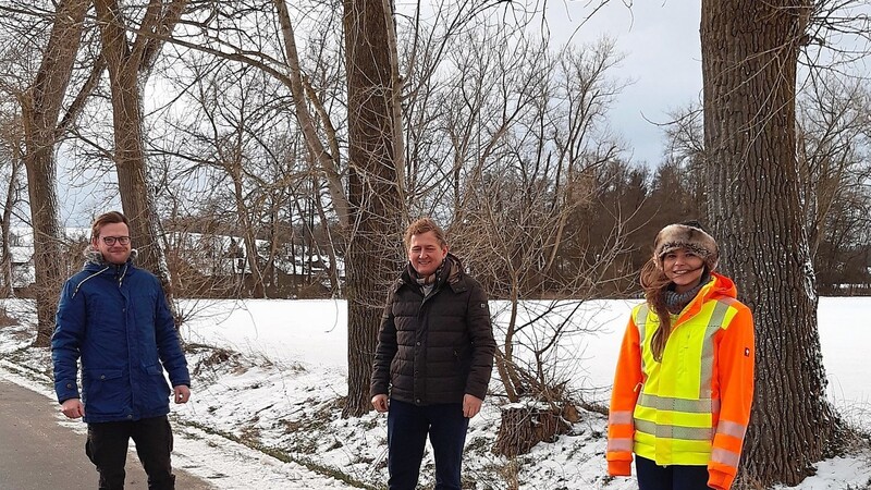 In Wannersdorf trafen sich Andreas Kinateder, Bürgermeister Josef Beham und von der Rathausverwaltung Tanja Schönhofer zu einem Besichtigungstermin in Sachen Baumpflege.