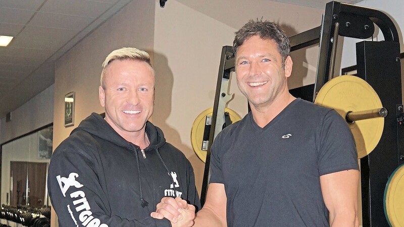 Christoph Renz, Betreiber des Blaibacher Fitnessstudios "Fit in", gratuliert dem Kraftsportler zu seinen tollen Erfolgen (Bild rechts) .