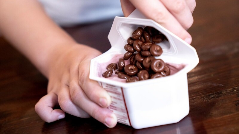 Puddings und Joghurts mit Toppings enthalten laut Stiftung Warentest oft zu viel Zucker, Fett und Kalorien. In der Werbung wird das ganz anders angepriesen.