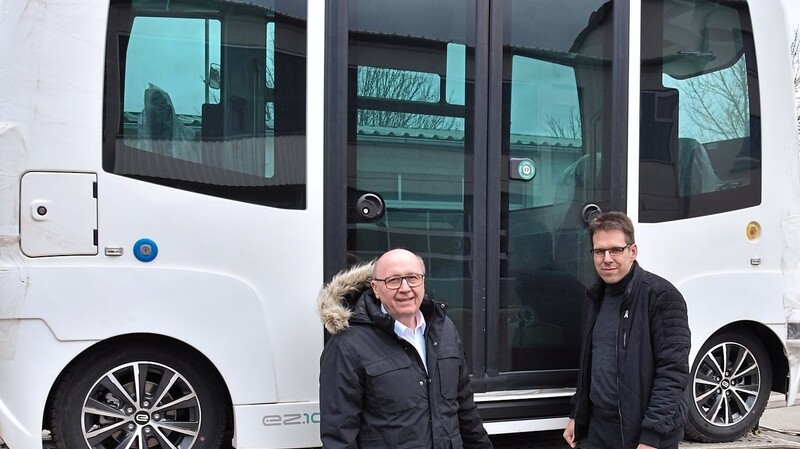 Landrat Martin Neumeyer (links) und Stabsstellenleiter Stefan Grüttner haben die beiden autonomen Fahrzeuge in Empfang genommen.