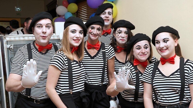 Dieser Pantomimegruppe wurde bei der Maskenprämierung der erste Preis zugesprochen.