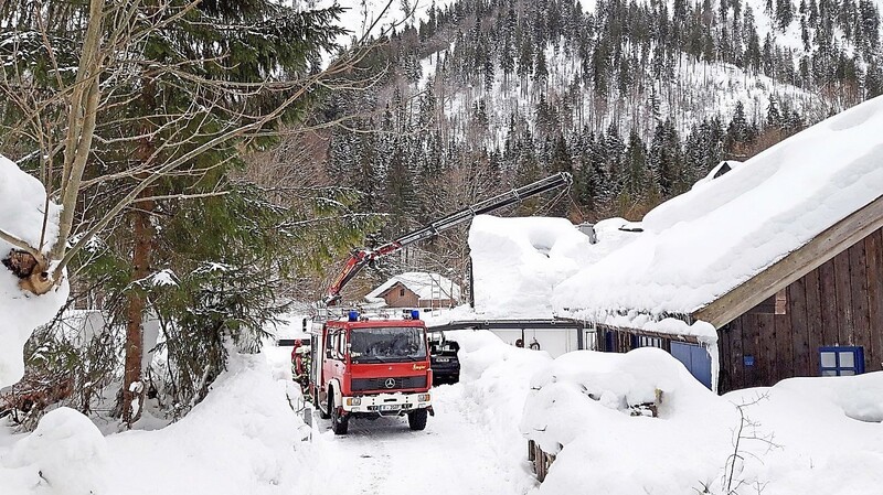 20 Regensburger Fahrzeuge und 87 Feuerwehrleute sind im Einsatz, um die Dächer vor Ort von der Schneelast zu befreien.