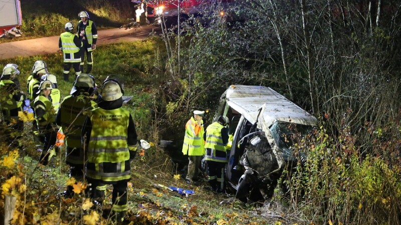 Ein PKW liegt am 25.10.2015 in der Nähe von Türkheim (Bayern) nach einem Unfall in einer Böschung neben der Autobahn 96 (A96). Polizisten entdeckten das Auto bei einer Kontrollfahrt. Bei dem Unfall ist einer der drei Insassen gestorben. Die anderen Insassen wurden leicht verletzt.