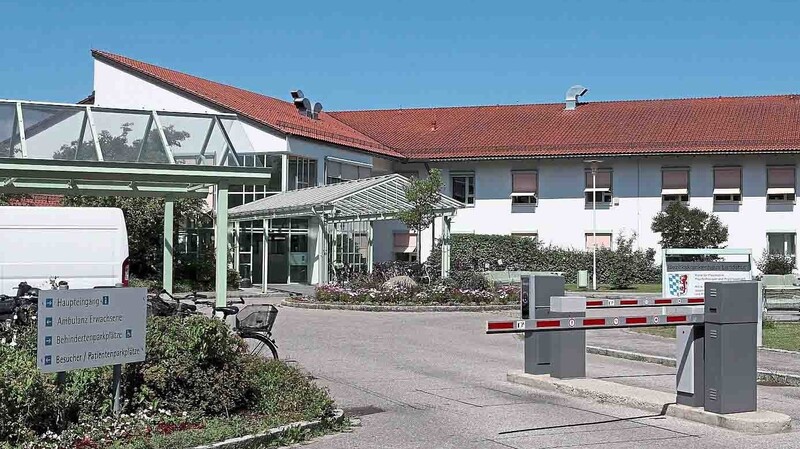 Im Bezirksklinikum Landshut soll es zu ungerechtfertigten Fixierungen von Patienten gekommen sein.