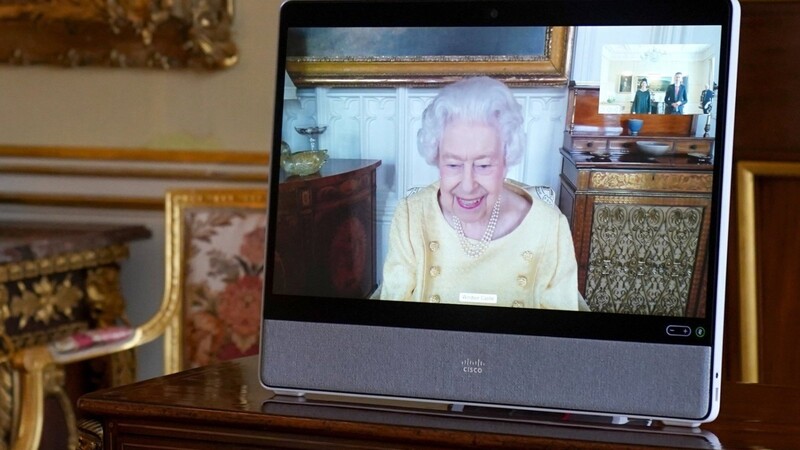 Queen Elizabeth II. spricht bei einer virtuellen Audienz im Buckingham Palace. Nach einer ärztlich angeordneten Ruhepause gab die 95-jährige Monarchin wieder eine Audienz von Schloss Windsor aus.