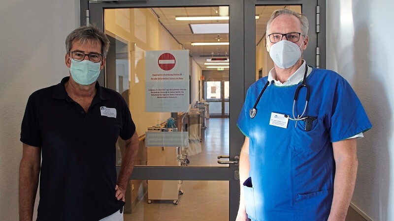 Die Chefärzte Dr. Wolfgang Sieber (links) und Dr. Stefan Hundt vor dem Eingang zur Isolationsstation. Dort liegen aktuell zwei Covid-Patienten.