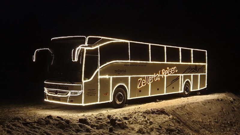 Der Weihnachtsbus: Er leuchtet für die Menschen im Zellertal und bringt Freude in ihre Herzen. Diese Aktion soll aber auch die Arbeit der Lebenshilfe Deggendorf unterstützen.