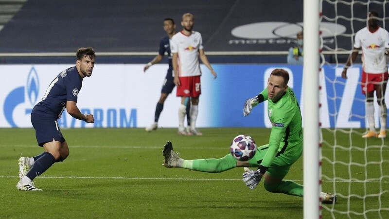 Juan Bernat trifft zum 3:0 Endstand von PSG gegen RB Leipzig.