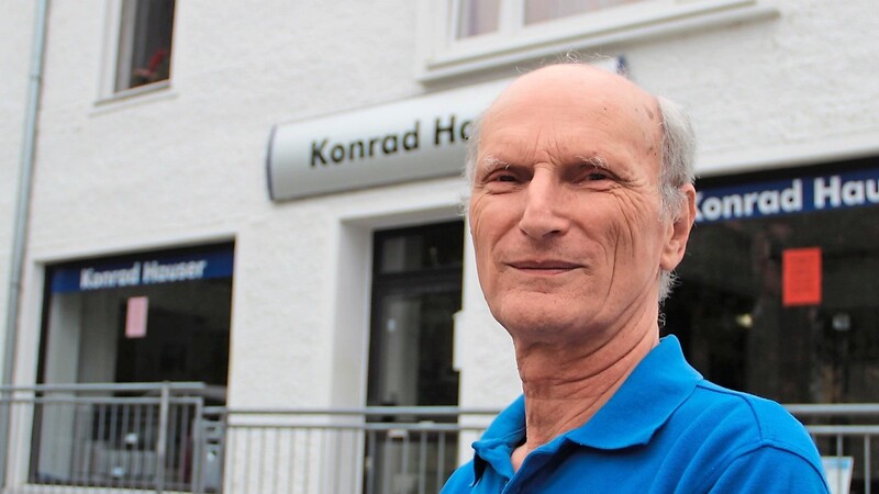 Konrad Hauser vor seinem Geschäft, das noch bis Mittwoch eingeschränkt geöffnet ist.