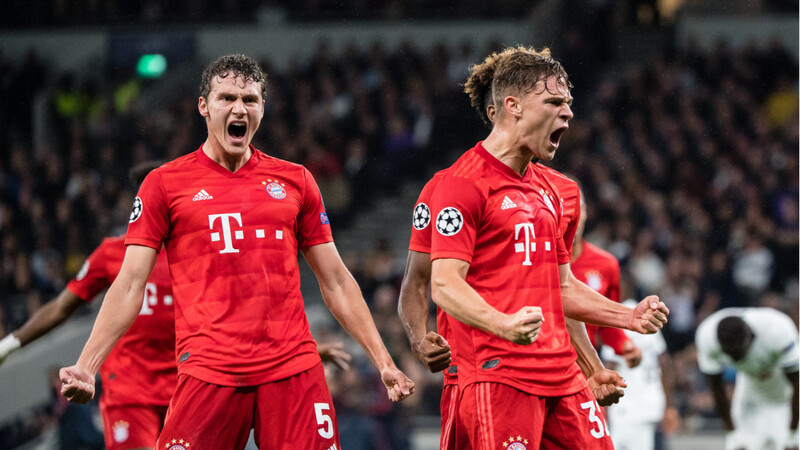 Der FC Bayern jubelt über den Ausgleich von Joshua Kimmich.